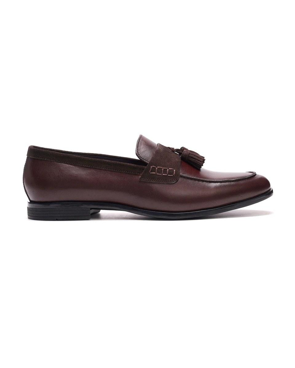 The Laurent Tassel Loafer in brown leather, seen from the side.